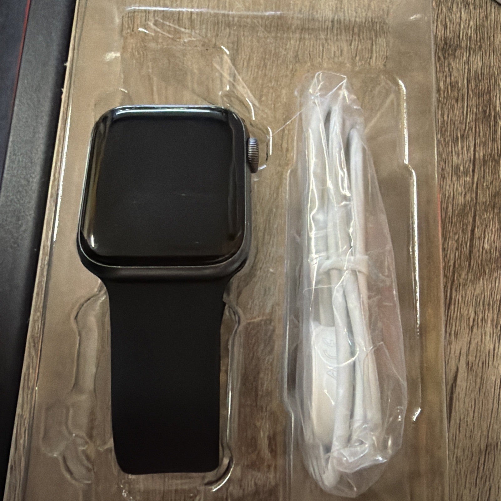 Apple Watch SE 2 40mm Starlight Aluminum - Starlight Sport Band MXEF3LL/A